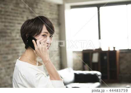 ビジネス　女性　パソコン 44483759