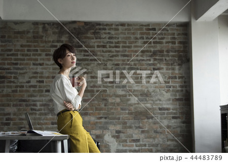 ビジネス　女性　パソコン 44483789