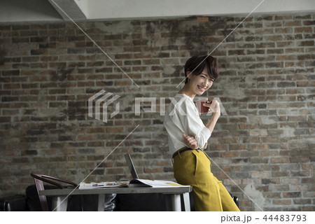 ビジネス　女性　パソコン 44483793