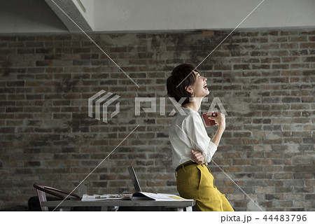 ビジネス　女性　パソコン 44483796
