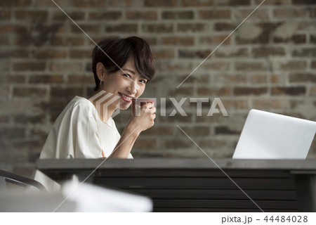 ビジネス　女性　パソコン 44484028