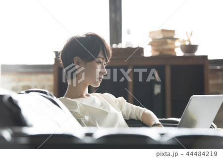 ビジネス　女性　かっこいい　パソコン 44484219