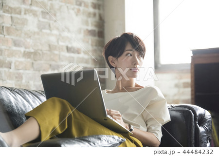 ビジネス　女性　かっこいい　パソコン 44484232