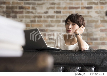 ビジネス　女性　かっこいい　パソコン 44484251