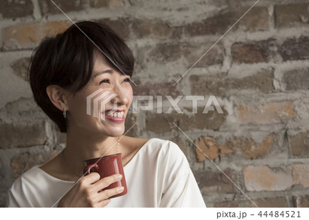 女性 コップ 飲み物 女性 コップ 飲み物 44484521