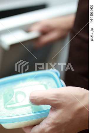 解凍 (あたため 調理 料理 食事 顔なし ボディパーツ コピースペース ママ 主夫 家事 男性) 解凍 (あたため 調理 料理 食事 顔なし ボディパーツ コピースペース ママ 主夫 家事 男性) 44486036