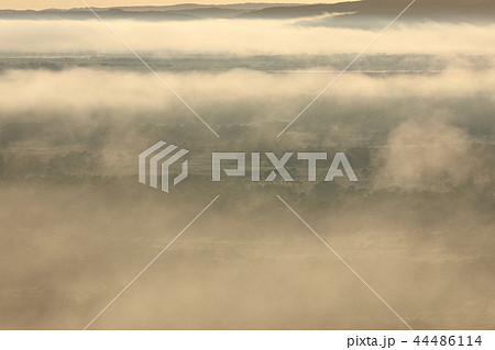 雲海の釧路湿原 44486114