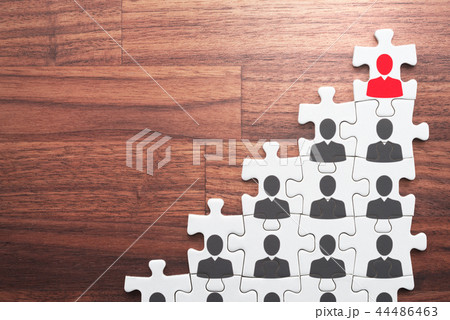 昇進やキャリアアップのイメージ。階段状に組まれたジグソーパズル。 44486463
