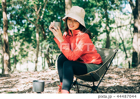 キャンプ場でコーヒーを飲む女性 44487044