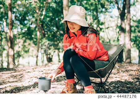 山で料理をする女性 44487176