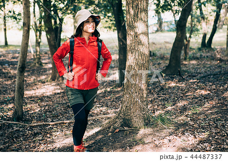 登山をする女性 44487337