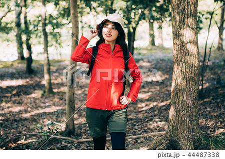 登山をする女性 44487338