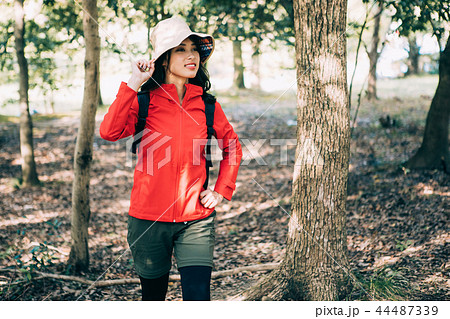 登山をする女性 44487339