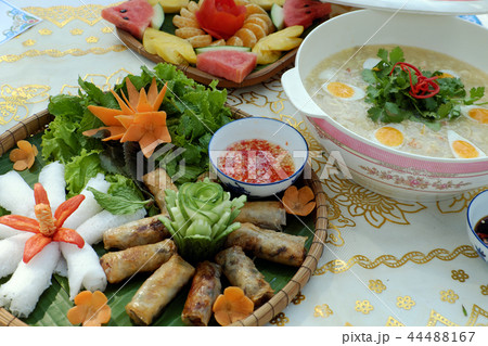 Vietnamese family meal 44488167