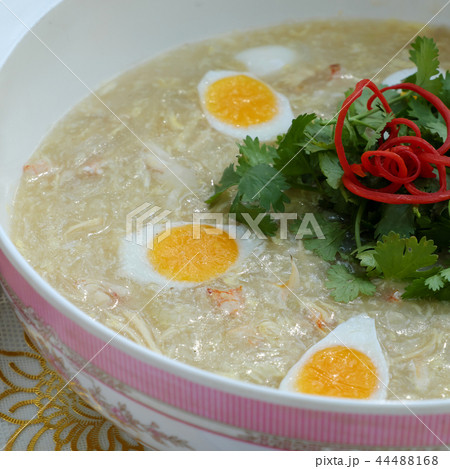 Vietnamese family meal 44488168