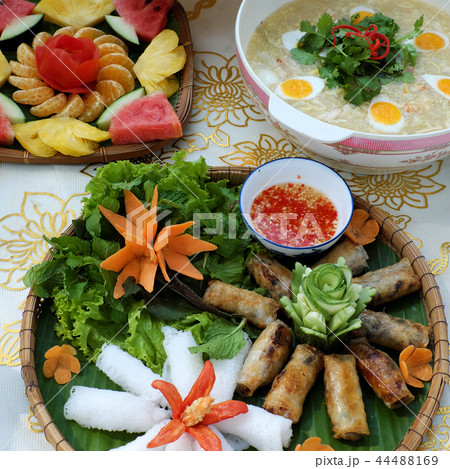 Vietnamese family meal 44488169