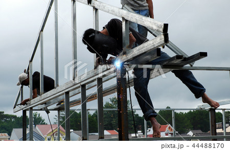 welder welding steel house 44488170