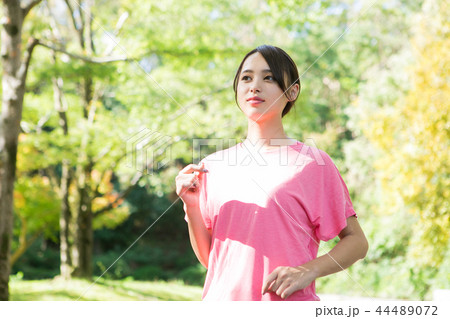 ジョギングをする女性 44489072