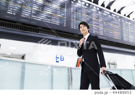 ビジネス　空港　ビジネスマン　帰国　出張 44489953