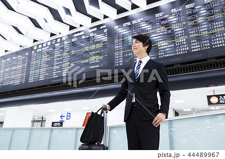 ビジネス　空港　ビジネスマン　帰国　出張 44489967