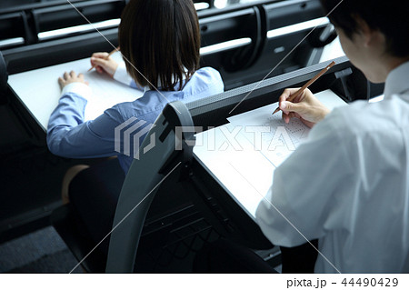 テストを受ける学生 44490429