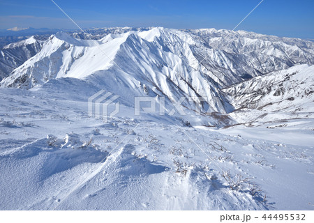 雪山　谷川岳山頂から万太郎谷、谷川主稜線と爼嵓方面を見る 44495532