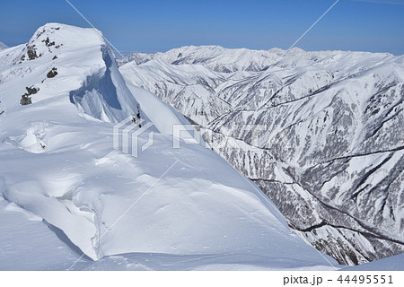 雪山　谷川岳山頂と遠く巻機山へと続く上越国境稜線 44495551