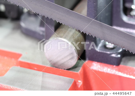 Steel bar cutting by band saw machine 44495647