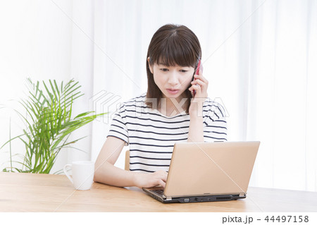 デスクワークする若い女性 デスクワークする若い女性 44497158
