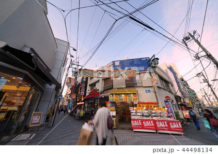 日本の東京都市景観 駒込駅前の街並みを望む 日本の東京都市景観 駒込駅前の街並みを望む 44498134