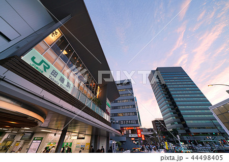 日本の東京都市景観　田端駅など、街並みを望む 44498405