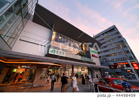 日本の東京都市景観　田端駅など、街並みを望む 44498409