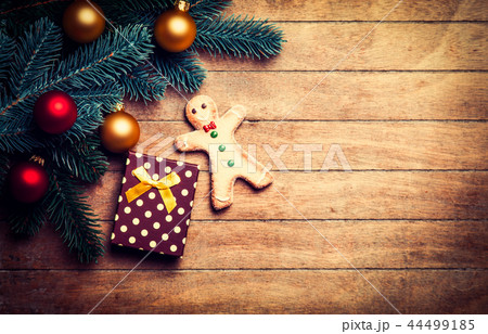 Gingerbread man and gift 44499185