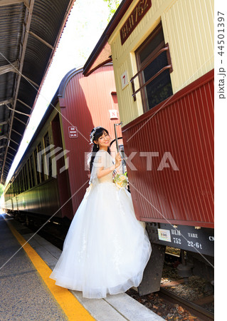 キュランダ駅構内で観光列車に乗り込もうとする花嫁さんの縦写真 44501397