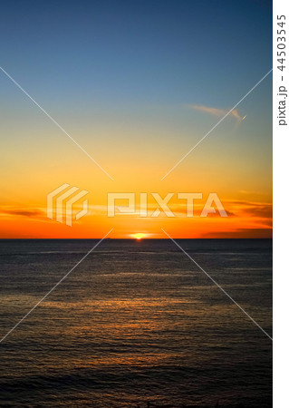 美しい夕焼け空と海 44503545