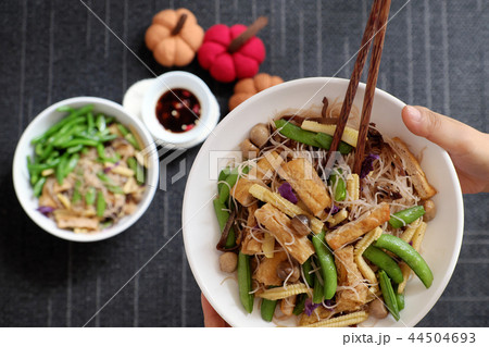 Dry rice vermicelli fried with vegetable Dry rice vermicelli fried with vegetable 44504693