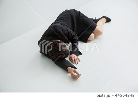 【切抜パス付】倒れる女性 44504848