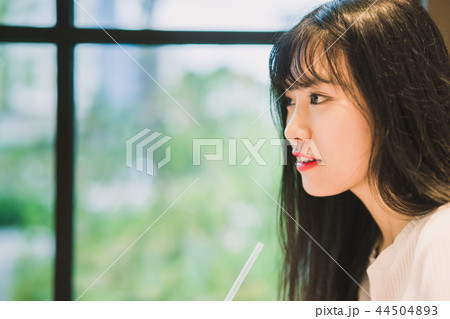 若い女性 韓国人 カジュアル 44504893