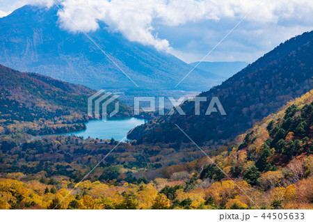 奥日光 金精峠から臨む紅葉 湯ノ湖・男体山にかかる雲 奥日光 金精峠から臨む紅葉 湯ノ湖・男体山にかかる雲 44505633