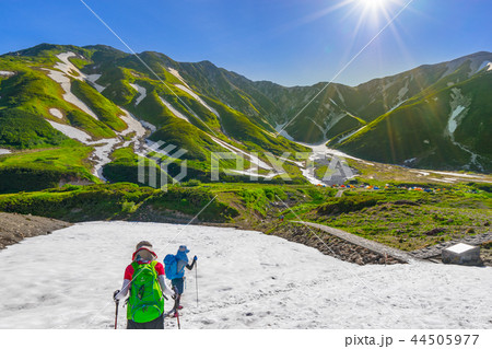 立山の雪渓を歩く、山ガール(富山県中新川郡立山町)※作品コメント欄に撮影位置あり 立山の雪渓を歩く、山ガール(富山県中新川郡立山町)※作品コメント欄に撮影位置あり 44505977