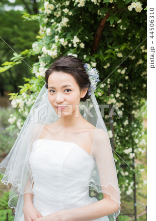 緑の中で微笑むドレスの新婦 緑の中で微笑むドレスの新婦 44506310