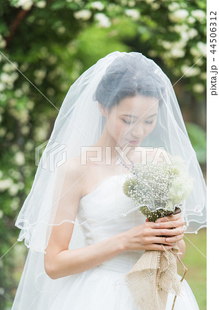 花束を持つウエディングドレスの女性 花束を持つウエディングドレスの女性 44506312