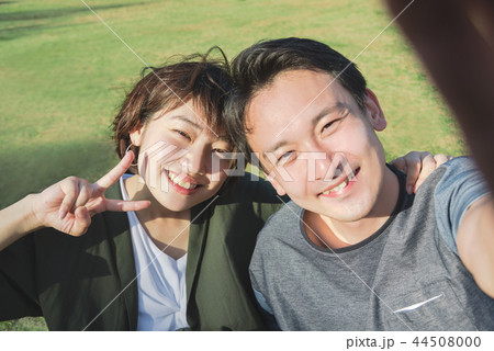 自分たちの記念写真を撮るカップル 自分たちの記念写真を撮るカップル 44508000