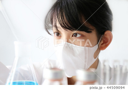 実験する若い研究者 実験する若い研究者 44509094