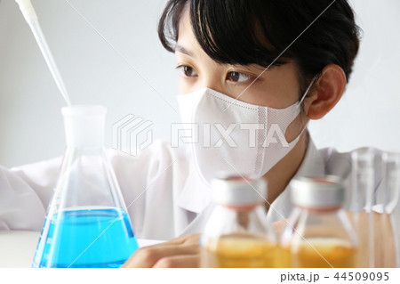 実験する若い研究者 実験する若い研究者 44509095