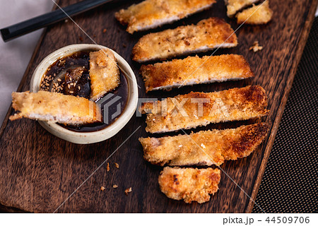 トンカツ 揚げ 木のまな板 44509706