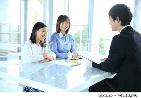 面談する親子 44510246