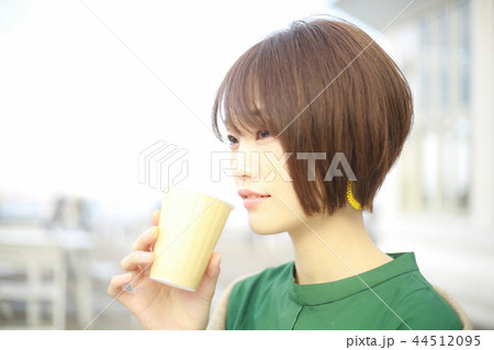 飲み物を飲む女性 44512095