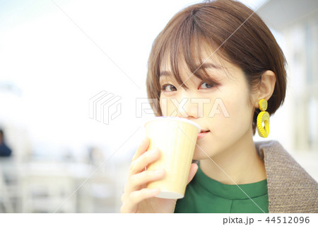 飲み物を飲む女性 飲み物を飲む女性 44512096