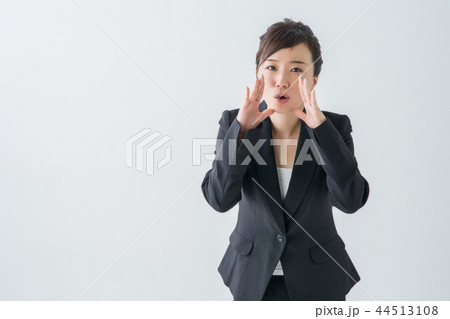 【切抜パス付】応援する女性 44513108